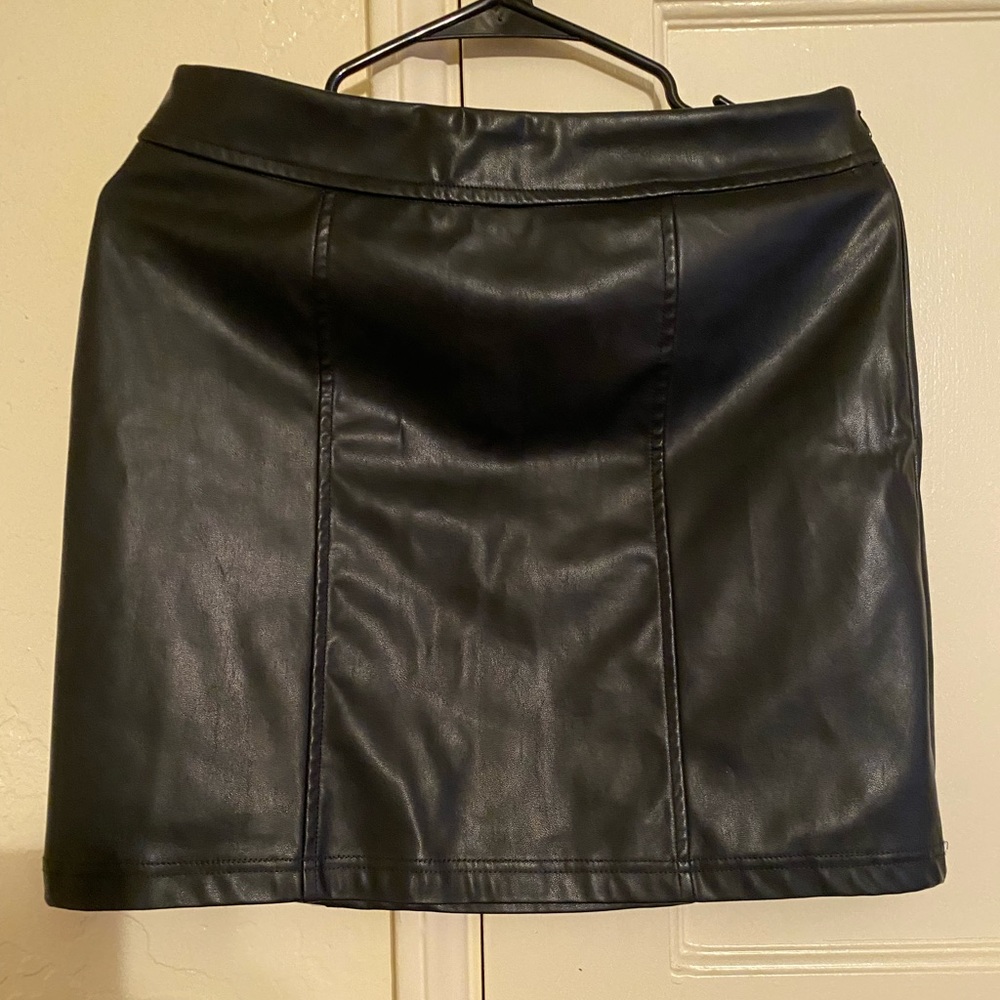 Brand-GARAGE/ Black faux leather size medium